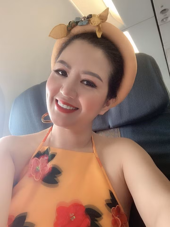 Cô mặc yếm khoe làn da trắng nõn.