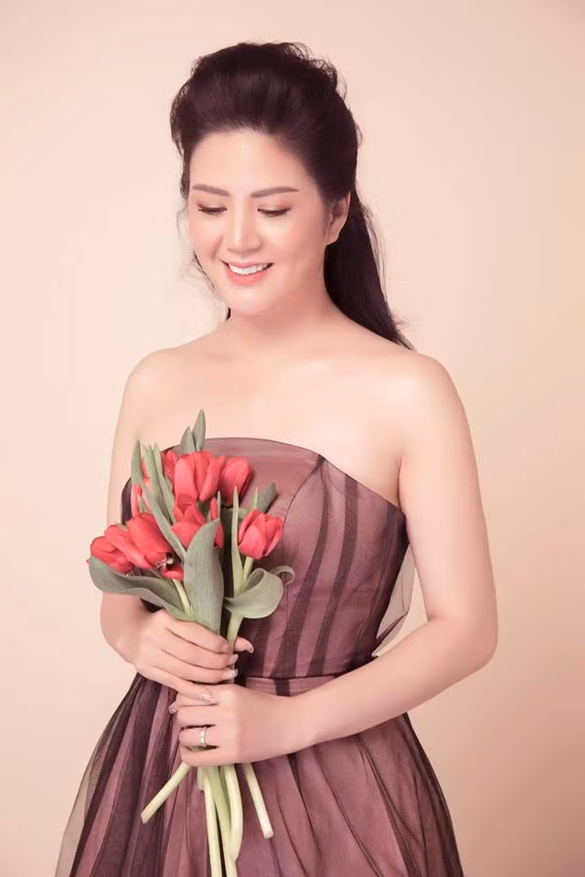 Phong cách thời trang của Đinh Hiền Anh vừa gợi cảm vừa sang trọng.