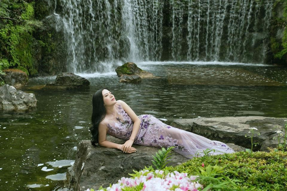 Đinh Hiền Anh chuộng cách ăn mặc nữ tính, quyến rũ.