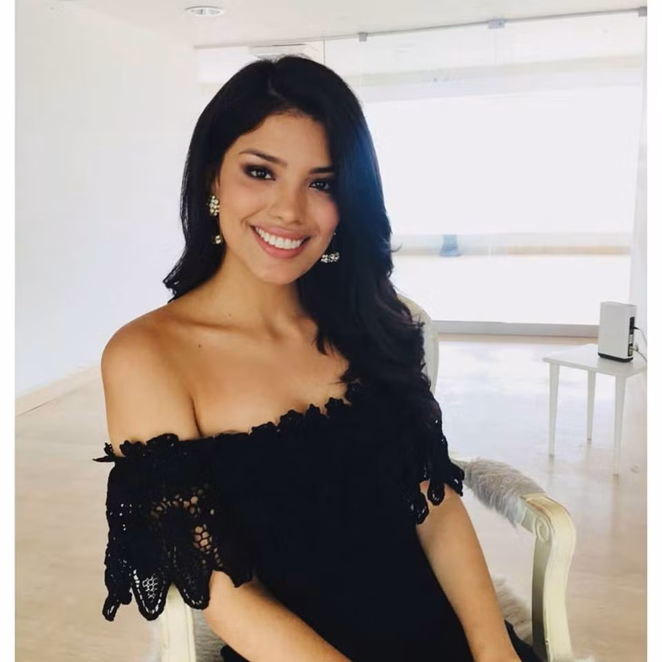 Kiểu váy ren đen trễ vai làm tôn lên bờ vai thon gọn của cô.