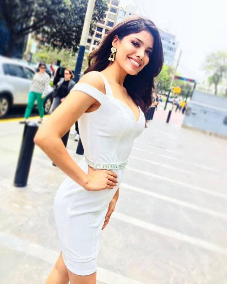 Người đẹp sinh năm 1999 khoe dáng quyến rũ trong chiếc đầm trắng.