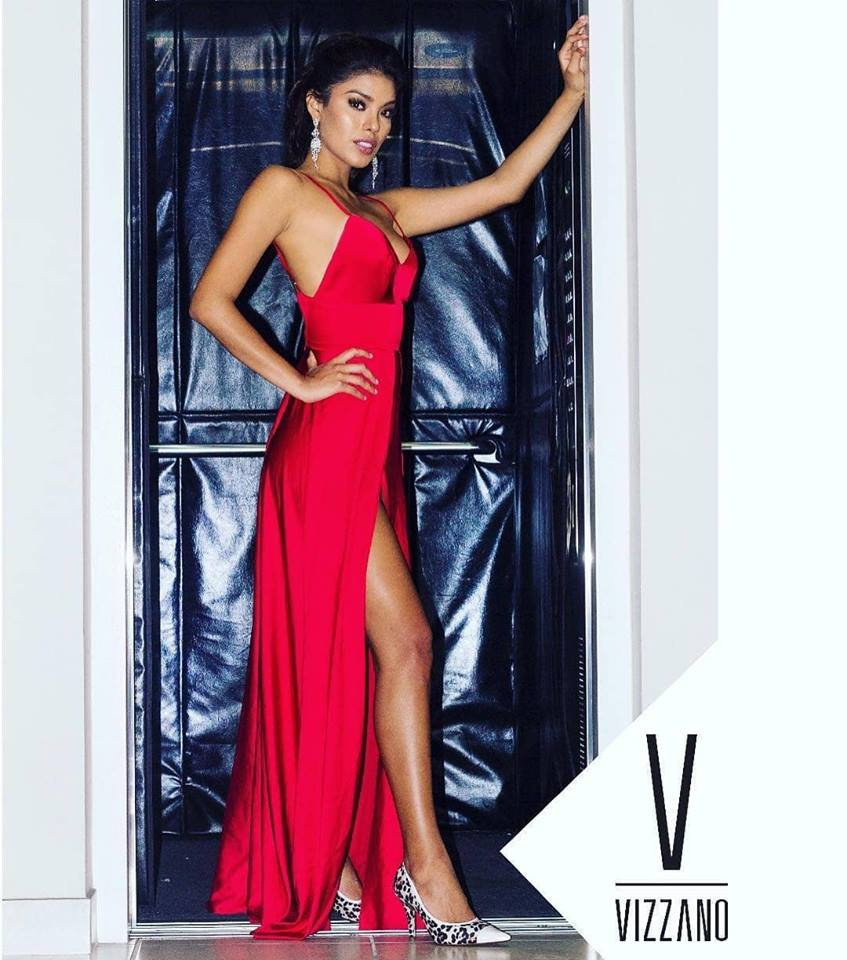 Các kiểu váy hai dây giúp người đẹp khoe đôi gò bồng đảo gợi cảm.