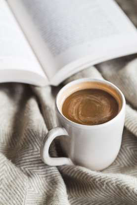 Nghỉ ngơi hợp lý. Khi bạn kiệt sức, cơ thể sẽ sinh ra các hóc-môn căng thẳng và steroid, ảnh hưởng xấu tới hệ tiêu hóa, gây táo bón và dẫn đến tình trạng chướng bụng. Để giảm thiểu căng thẳng, hãy thư giãn ít nhất 20 phút mỗi ngày.