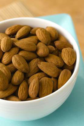 Một nắm hạnh nhân. Hạnh nhân giàu chất béo không bão hòa đơn khiến chúng dễ tiêu hơn các loại bánh. Nhưng hãy lưu ý chọn loại không muối.