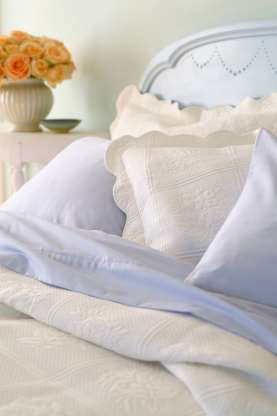 Đi ngủ sớm hơn: Đi ngủ sớm hơn sẽ giúp bạn tránh ăn khuya, trong khi cơ thể sẽ có thêm thời gian để nghỉ ngơi và tăng cường trao đổi chất. Nếu muốn đốt cháy thêm calo và giữ vòng 2 thon gọn, hãy đảm bảo bạn ngủ ít nhất 7 tiếng mỗi đêm.