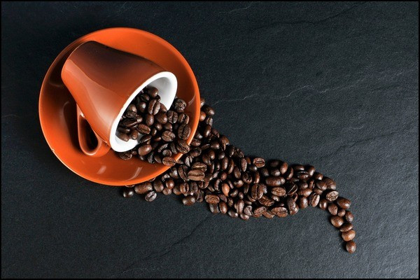 Cà phê và các sản phẩm chứa caffeine: Dù caffeine là một chất chống oxy hóa mang lại nhiều lợi ích, bạn vẫn nên tránh xa chất này sau khi phẫu thuật. Uống quá nhiều caffeine sẽ làm giảm khả năng hấp thu chất dinh dưỡng cần thiết, khiến quá trình hồi phục kéo dài hơn.