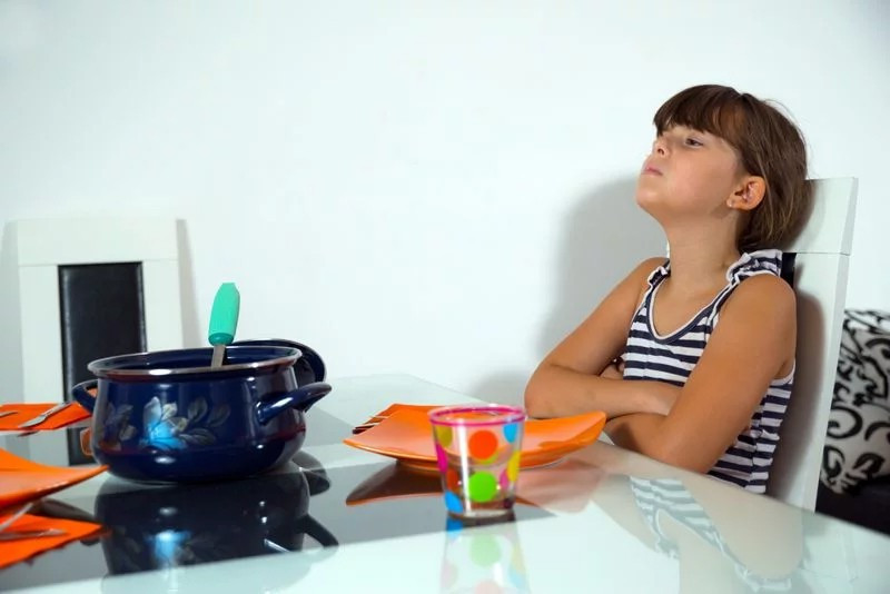 Chán ăn: Những người mắc sốt xuất huyết thường cảm thấy chán ăn. Điều này dễ lí giải bởi bệnh nhân bị mất nước nhiều hơn bình thường. Sự mất nước này cần được bù đắp kịp thời để tránh làm tăng nặng các triệu chứng khác. Nếu ca bệnh thuộc dạng nhẹ hoặc trung bình, các triệu chứng sẽ giảm bớt sau 3 đến 4 ngày điều trị.