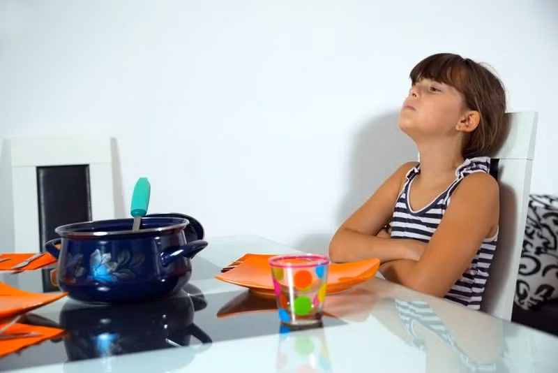 Chán ăn: Những người mắc sốt xuất huyết thường cảm thấy chán ăn. Điều này dễ lí giải bởi bệnh nhân bị mất nước nhiều hơn bình thường. Sự mất nước này cần được bù đắp kịp thời để tránh làm tăng nặng các triệu chứng khác. Nếu ca bệnh thuộc dạng nhẹ hoặc trung bình, các triệu chứng sẽ giảm bớt sau 3 đến 4 ngày điều trị.