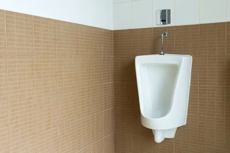 Đi ngoài ra máu: Sau 3 đến 5 ngày mắc sốt xuất huyết, bệnh nhân xuất hiện triệu chứng đi ngoài ra máu. Người bệnh có thể đi ngoài ra phân đen như hắc ín. Tình trạng này được gọi là đại tiện máu đen, có nguyên nhân chủ yếu do chảy máu trong ống tiêu hóa. Nếu phát hiện triệu chứng này, hãy đến gặp bác sĩ.