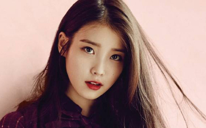 IU, tên thật là Lee Ji Eun, được người hâm mộ ưu ái gọi bằng danh xưng “em gái quốc dân” nhờ gương mặt baby, vẻ đẹp trong sáng như trẻ thơ.