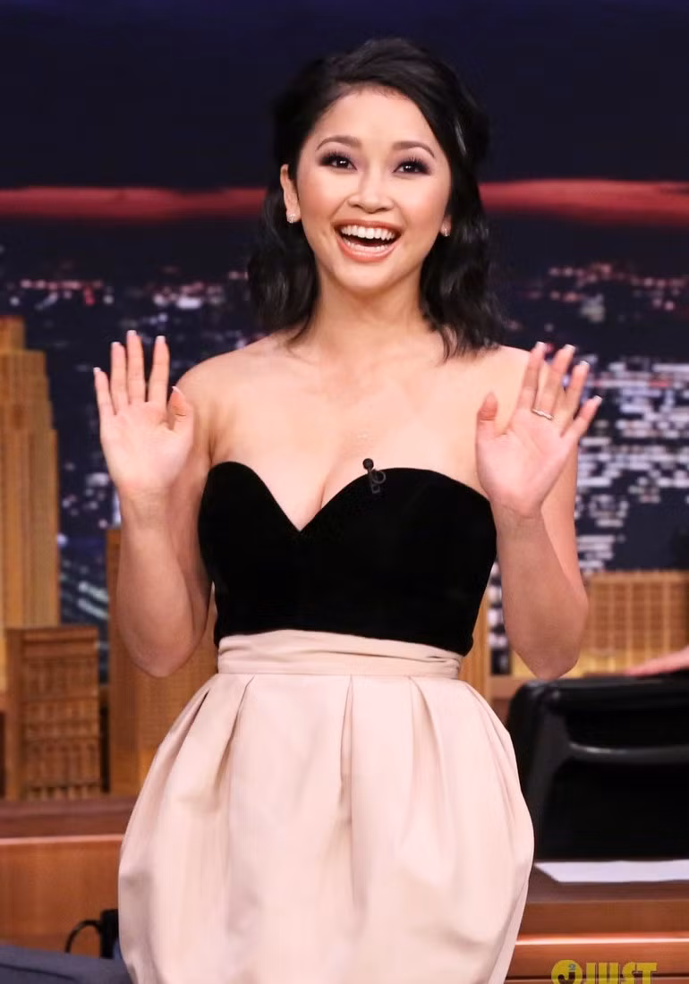 Bộ jumpsuit cúp ngực giúp cô nàng diễn viên 22 tuổi khoe vòng một đầy đặn.