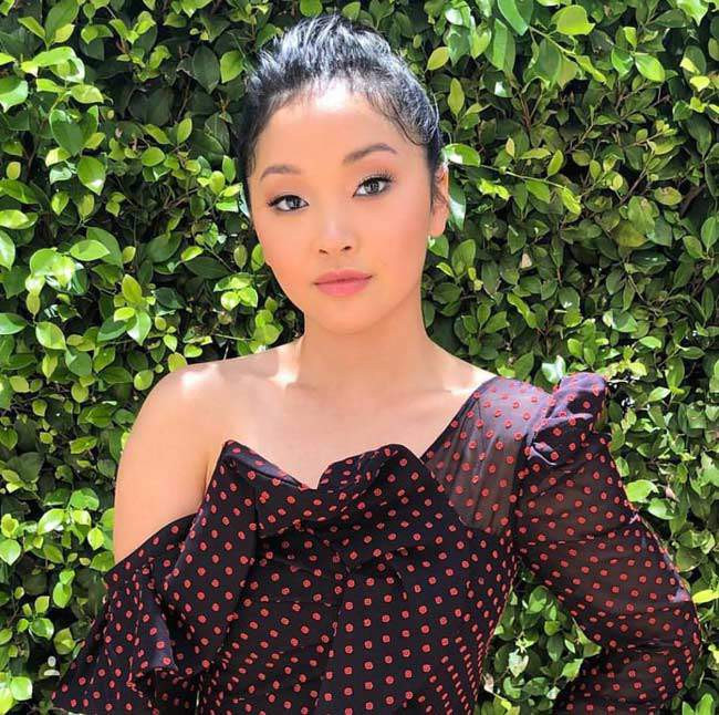 Chiếc váy lệch vai chấm bi giúp Lana Condor trở nên gợi cảm, nữ tính.