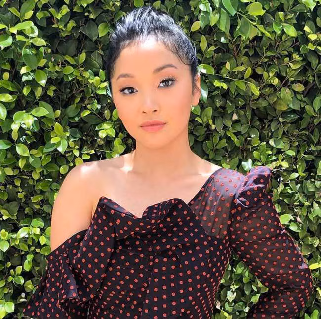 Chiếc váy lệch vai chấm bi giúp Lana Condor trở nên gợi cảm, nữ tính.