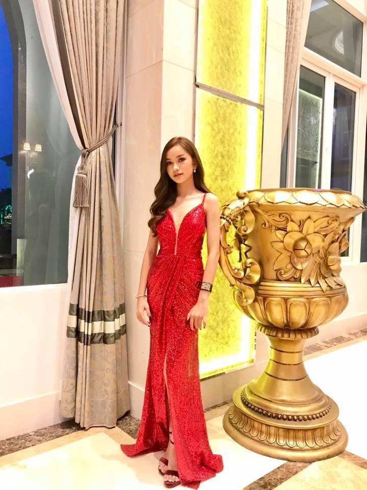 Tuy nhiên, một số người quen của tân Hoa hậu Campuchia cho rằng cô có khả năng tiếng Anh tốt, có kinh nghiệm hoạt động ở ngành giải trí với vai trò người mẫu, MC kiêm diễn viên. Khi dự thi, cô ăn mặc vô cùng quyến rũ và lộng lẫy nhưng cô lại chọn phong cách thời trang trẻ trung, xinh xắn.