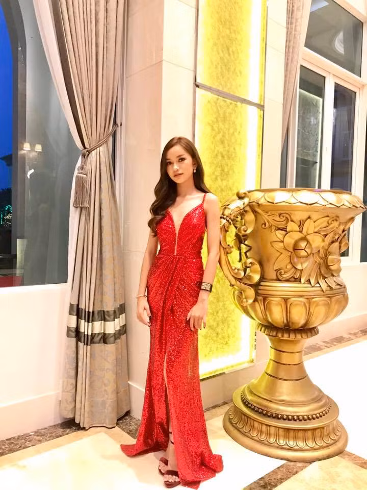 Tuy nhiên, một số người quen của tân Hoa hậu Campuchia cho rằng cô có khả năng tiếng Anh tốt, có kinh nghiệm hoạt động ở ngành giải trí với vai trò người mẫu, MC kiêm diễn viên. Khi dự thi, cô ăn mặc vô cùng quyến rũ và lộng lẫy nhưng cô lại chọn phong cách thời trang trẻ trung, xinh xắn.