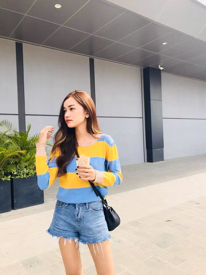 Cô dạo phố với áo thun với quần short jean trẻ trung.