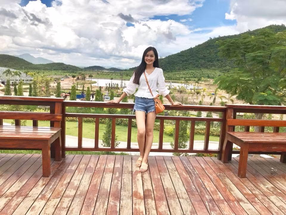 Áo sơ mi và quần jean là hai item được cô nàng ưu ái hơn cả.