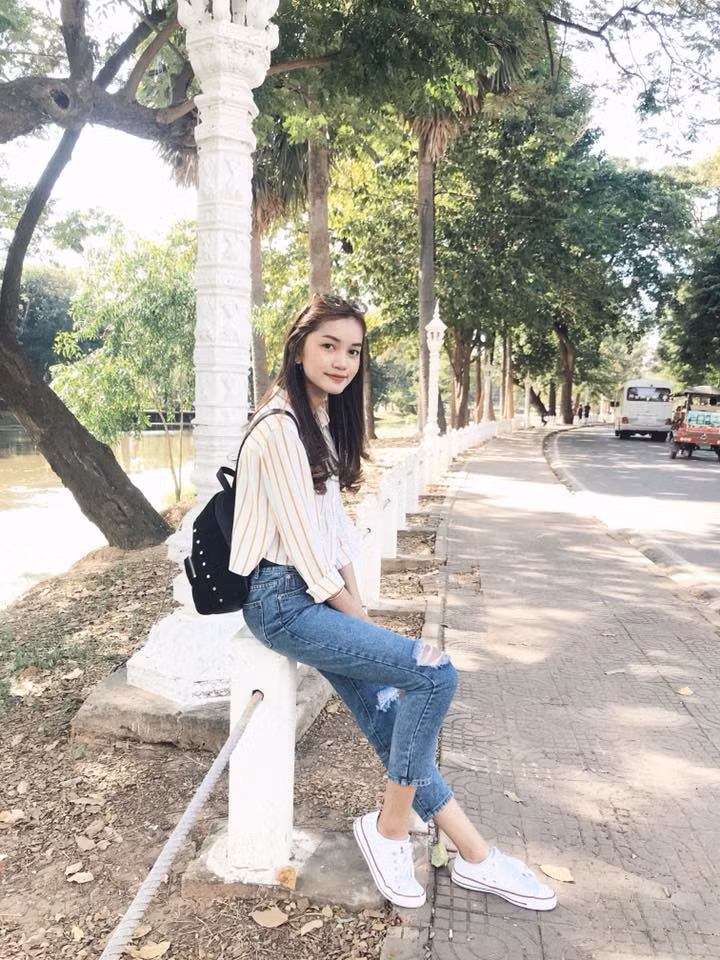 Ngoài đời, mỹ nhân 18 tuổi ăn mặc trẻ trung, phù hợp với độ tuổi.