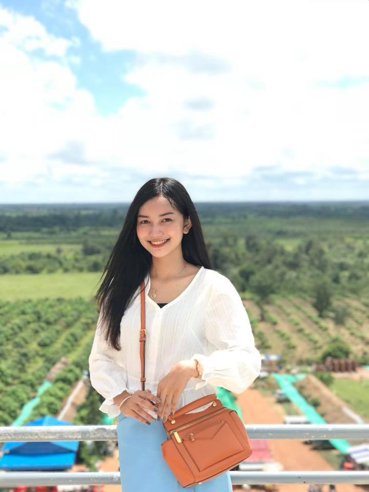 Cô có nụ cười hết sức thân thiện.