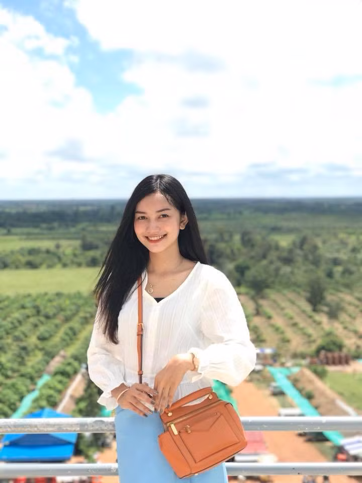 Cô có nụ cười hết sức thân thiện.