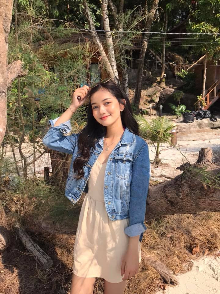 Phong cách ăn mặc giản dị ngoài đời của tân Hoa hậu Campuchia được nhiều người hâm hộ yêu mến.