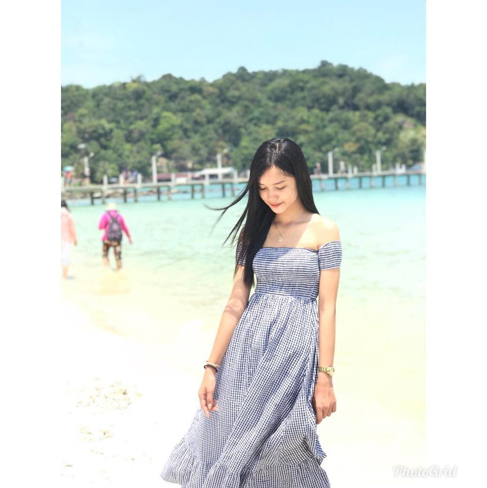 Chiếc đầm kẻ trễ vai rất hợp với đi biển.