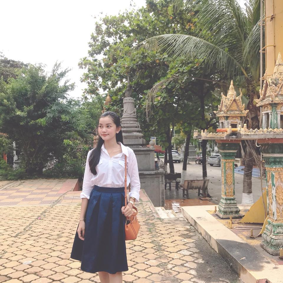 Somnang Alyna diện sơ mi trắng cùng chân váy xanh khoe khéo vẻ đẹp trong trẻo, ngây thơ.