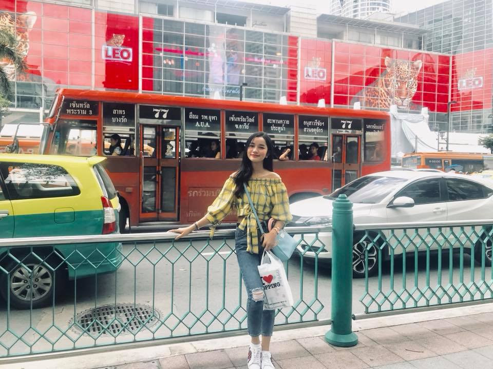 Cô diện áo sơ mi kẻ caro vàng trễ vai phối với quần jean rách gối năng động, cá tính. Ảnh: Internet.