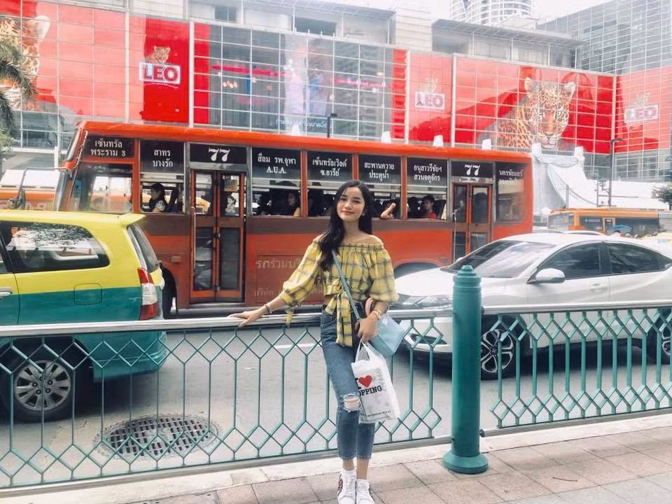 Cô diện áo sơ mi kẻ caro vàng trễ vai phối với quần jean rách gối năng động, cá tính. Ảnh: Internet.