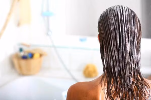 Phụ nữ Nga thường ngâm hạt tiêu, ớt Cayenne cắt nhỏ cùng rượu Vodka rồi bảo quản trong khoảng 2 - 3 ngày ở khu vực tránh xa ánh nắng mặt trời, sau đó sẽ dùng dung dịch này để massage da đầu và tóc. Cách này giúp loại bỏ gàu, kích thích tóc mọc chắc khỏe hơn. Ảnh: Internet. 