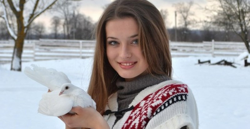 Dùng mặt nạ tự nhiên: Thay vì dùng những loại mặt nạ đóng gói trên thị trường, phái đẹp xứ Bạch Dương dùng lòng đỏ trứng, sữa tươi, sữa chua, thậm chí là bơ để dưỡng da mặt. Những nguyên liệu này được cho là giúp da mềm mịn, loại bỏ nếp nhăn vô cùng hiệu quả. Ngoài ra, họ còn làm sạch da bằng nước ép dưa leo vì trong dưa leo có chứa một lượng axit nhất định giúp làm sạch và sáng da.