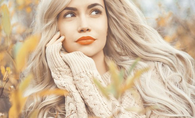 Dùng hai tay vỗ má: Phụ nữ Nga có một bí quyết làm đẹp độc đáo với da mặt, đó là dùng hai bàn tay vỗ nhẹ lên mặt, má và trán để phục hồi sự tuần hoàn máu, tăng cường độ ẩm cho da cũng như thu nhỏ lỗ chân lông.