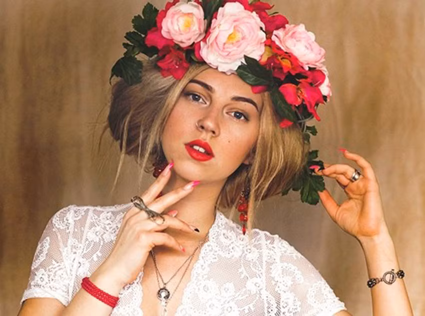 Thông thường, họ sẽ xông hơi để các mao mạch dưới da giãn nở rồi dùng bã cà phê chà xát quanh người giúp loại tế bào chết. Cà phê chứa chất chống oxy hóa cao, có tác dụng ngừa lão hóa hiệu quả. Siêu mẫu người Nga Irina Shayk từng tiết lộ cô rất ưa chuộng phương pháp làm đẹp này.