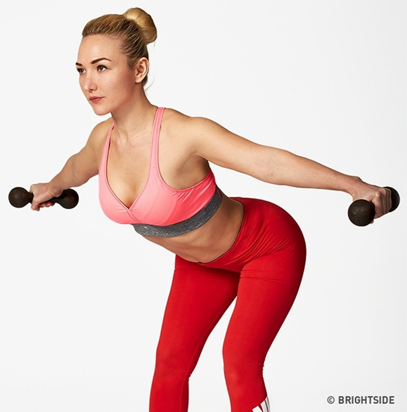 7. Tiếp tục tập với tạ tay để kéo căng cơ ngực. Bạn đứng chùng gối và đổ người về phía trước. Hãy hít sâu, nâng tạ đồng thời giữ 2 cánh tay song song với mặt đất.