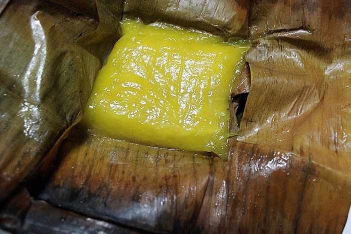 Bánh phu thê Đình Bảng: Được gói bằng những tấm lá dong giản dị, rồi luộc lên, bánh phu thê không khoe mùi tỏa hương như bánh rán, bánh khúc; chỉ tới khi bóc bánh đặt lên đĩa sứ người ta mới thật sự ngỡ ngàng. Ảnh: Laodong.