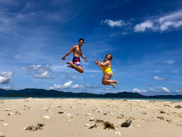 Khi xem bộ ảnh này, dù chưa biết rõ thực hư và danh tính của cặp đôi, nhưng nhiều cư dân mạng đã phải thốt lên: "Khó tin quá!". Người thì cho rằng đây chỉ là chụp ảnh quảng cáo, người thì phũ phàng hơn khi áp cho chàng trai trong ảnh biệt danh "đào mỏ". Chỉ rất ít người tin đây là chuyện tình thật sự.