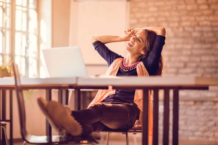 Bình tĩnh hơn: Nếu uống cà phê khiến bạn bồn chồn, mất bình tĩnh, đó là thời điểm bạn nên từ bỏ thức uống này. Caffeine là chất kích thích làm tăng mức độ adrenaline và hormone căng thẳng, do vậy, dừng uống cà phê sẽ làm cho bạn cảm thấy bớt căng thẳng và lo lắng. Ảnh: RD.