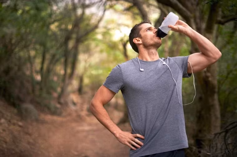 Bạn có thể bị táo bón: Caffeine giữ cho mọi thứ di chuyển qua ruột dễ dàng, đó là lý do tại sao bạn có thể cảm thấy khó đi đại tiện sau khi bạn ngừng uống cà phê. Tuy nhiên có rất nhiều cách để bạn tiêu hóa dễ thương như ăn nhiều chất xơ (có trong ngũ cốc nguyên hạt, rau và đậu) uống nhiều nước và tập thể dục thường xuyên.