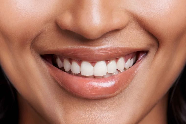 Răng trắng sáng hơn: Cà phê có tính axit cao, nó làm xói mòn men răng, gây ố vàng. Cắt giảm caffeine sẽ giúp bạn bảo vệ hàm răng khỏe mạnh, nụ cười trắng sáng hơn.