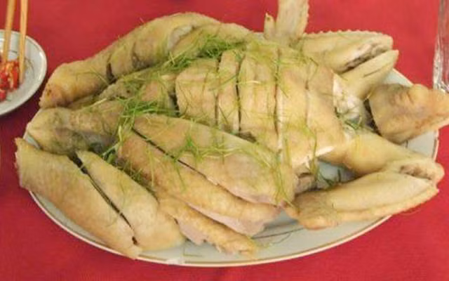 Trong các lễ cúng vào lúc tất niên (thường tổ chức vào chiều 30 Tết), cúng sáng mồng Một, cúng hạ nêu… đều không thể thiếu con gà trống đã được luộc chín và đĩa xôi hoặc chiếc bánh chưng đã được bóc sẵn. Ngoài ra, người ta còn chuẩn bị thịt gà để chế biến các món ăn khác như: gà luộc, gà rang, gà nấu xáo, gà nấu đông…