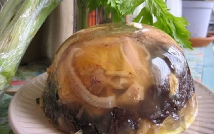 Thịt gà nấu đông: Thời tiết trong những ngày Tết ở xứ Nghệ thường se lạnh, vì vậy rất thuận lợi cho việc chế biến món thịt đông mà không cần tủ lạnh. Người ta thường nấu thịt đông bằng nguyên liệu từ thịt gà, thịt chân giò lợn, bì lợn, mộc nhĩ, nấm hương, hạt tiêu, ớt bột, bột canh, nước mắm ngon.