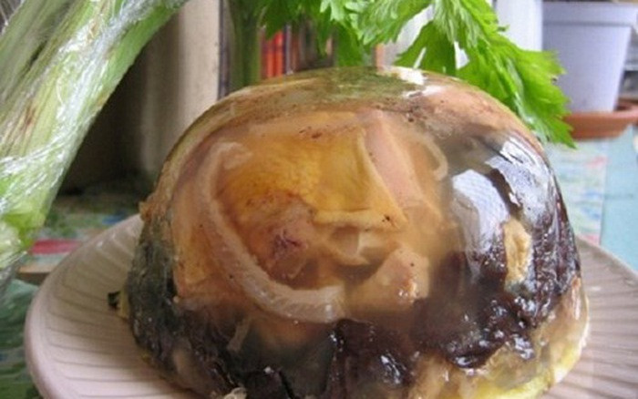 Thịt gà nấu đông: Thời tiết trong những ngày Tết ở xứ Nghệ thường se lạnh, vì vậy rất thuận lợi cho việc chế biến món thịt đông mà không cần tủ lạnh. Người ta thường nấu thịt đông bằng nguyên liệu từ thịt gà, thịt chân giò lợn, bì lợn, mộc nhĩ, nấm hương, hạt tiêu, ớt bột, bột canh, nước mắm ngon.