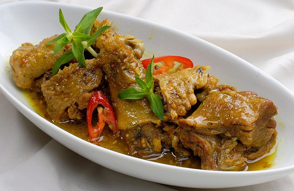 Giả cầy lợn/ngan: Ở xứ Nghệ, vào dịp Tết người ta thường nấu giả cầy ngan hoặc chân giò, tùy vào sở thích của từng gia đình. Để nấu được nồi giả cầy ngon, cần chuẩn bị đầy đủ các nguyên liệu sau: Ngan hoặc chân giò lợn, nghệ, riềng, sả, hành củ, mắm tôm, mật mía, nước mắm, muối, ớt bột, vỏ quýt hoặc lá quýt, một ít rượu.