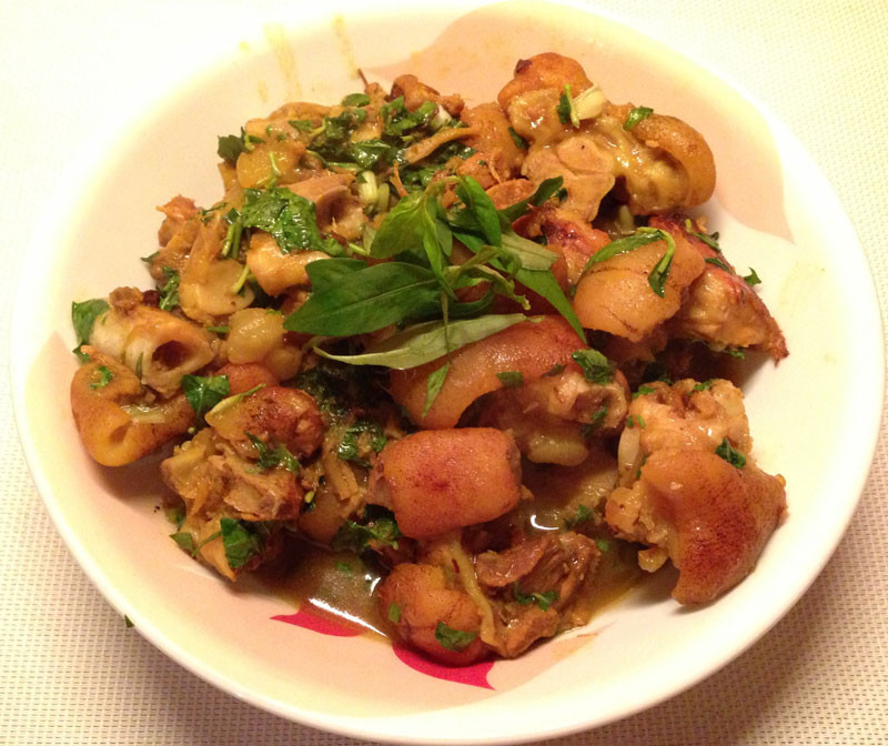 Trước khi nấu, ngan hoặc chân giò được làm sạch, dùng rơm hoặc quấn giấy báo thui vàng. Chặt miếng to bằng hộp diêm, ướp mật mía, mắm tôm, nghệ bột, riềng, sả thái nhỏ, hành củ, muối, nước mắm, rượu, ớt bột, trộn đều, ướp khoảng 30-40 phút. Bắc nồi chân giò hoặc ngan đã tẩm ướp lên bếp ninh nhỏ lửa khoảng hai tiếng đến khi chín mềm.