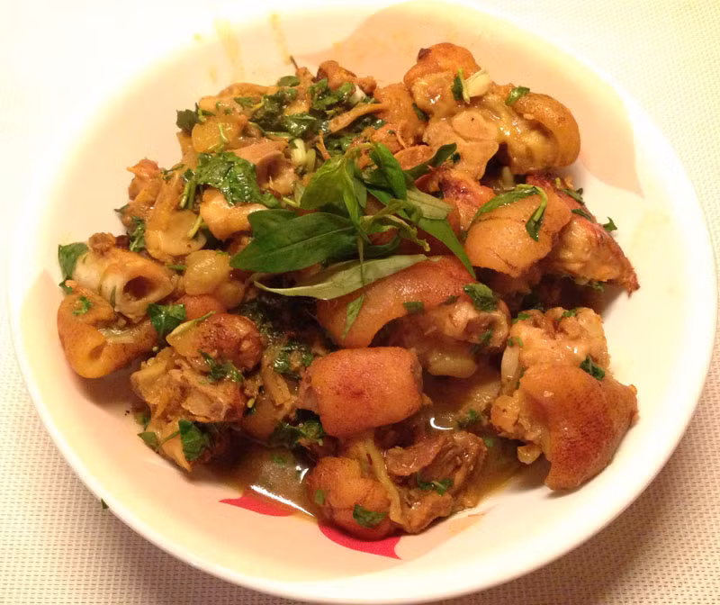 Trước khi nấu, ngan hoặc chân giò được làm sạch, dùng rơm hoặc quấn giấy báo thui vàng. Chặt miếng to bằng hộp diêm, ướp mật mía, mắm tôm, nghệ bột, riềng, sả thái nhỏ, hành củ, muối, nước mắm, rượu, ớt bột, trộn đều, ướp khoảng 30-40 phút. Bắc nồi chân giò hoặc ngan đã tẩm ướp lên bếp ninh nhỏ lửa khoảng hai tiếng đến khi chín mềm.