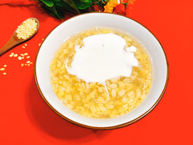 Trong dịp Tết ở xứ Nghệ, ngoài các món mặn nêu trên, người ta thường nấu các loại chè, bánh ngọt để làm bữa phụ, như: chè khoai vạc, chè kê, chè đỗ xanh, chè kho, bánh ngào, bánh ong, bánh rán nhân đậu… Các món ăn này góp phần làm cho bữa ăn ngày Tết của người xứ Nghệ thêm đậm đà, ấm cúng, phong phú và đa dạng.