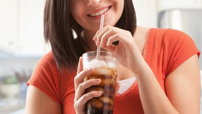 Hạn chế dùng soda nhất có thể. Soda tác động xấu tới việc kiểm soát tiểu đường, thúc đẩy tăng cân và giảm khả năng hấp thu glucose.
