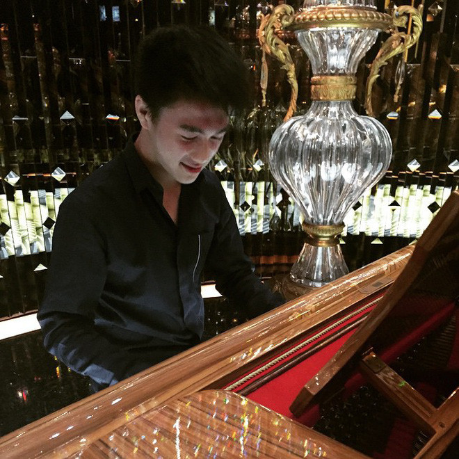 Vẻ đẹp trai của anh chàng ngày càng được tôn lên qua cách ăn mặc.