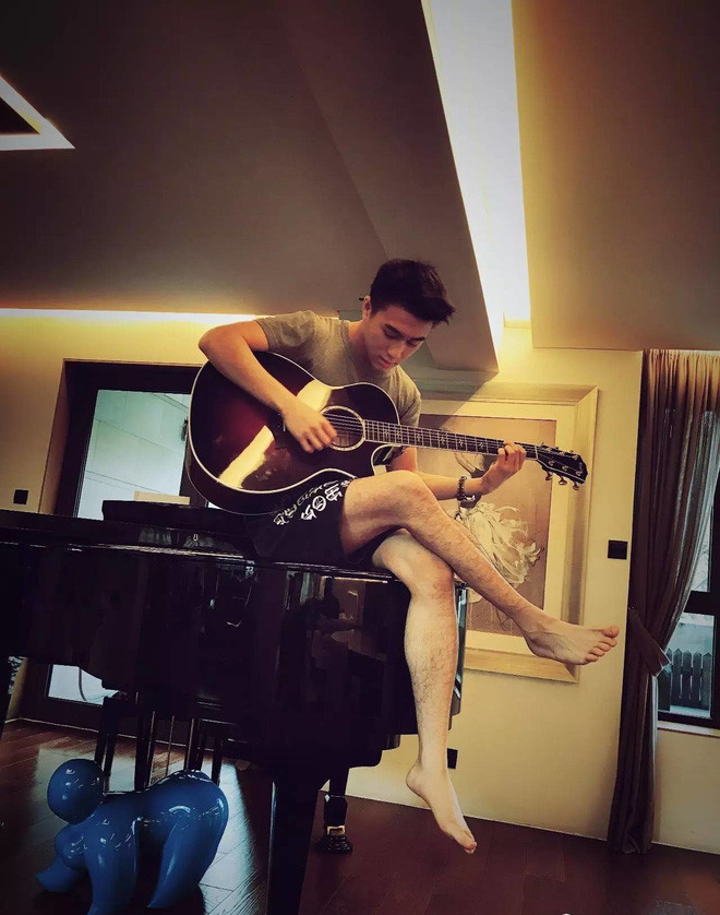 Khi ở nhà, anh chọn phong cách giản dị khỏe khoắn với áo phông, quần đùi.