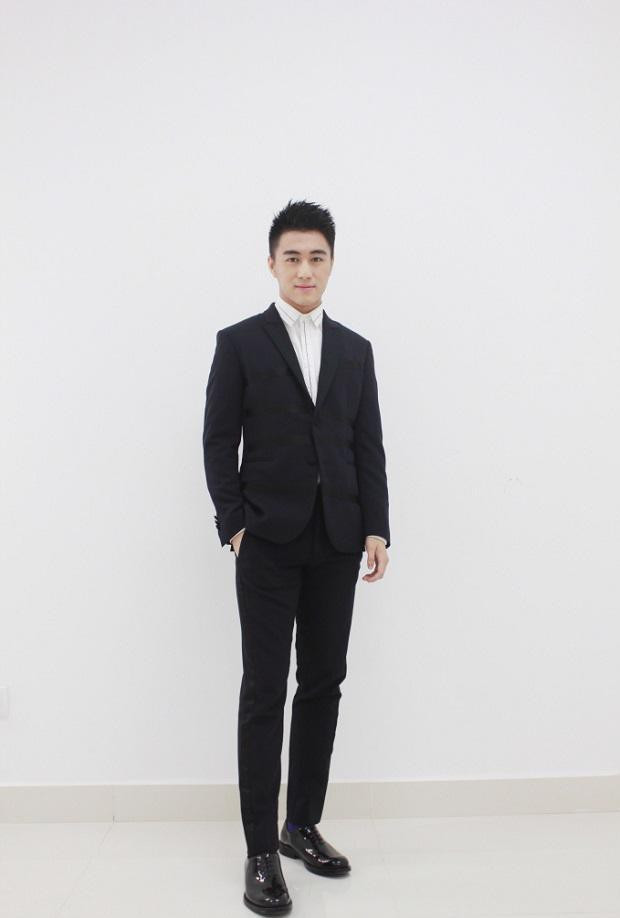 Dù mới 24 tuổi nhưng quý tử của ông trùm sòng bài Macau định hướng phong cách thời trang khá chỉnh chu và đứng đắn.